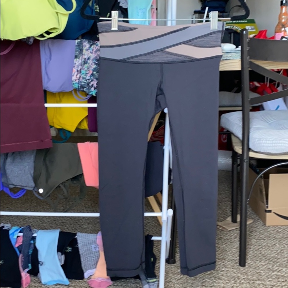 Lululemon mid rise crop legging. Size 6.